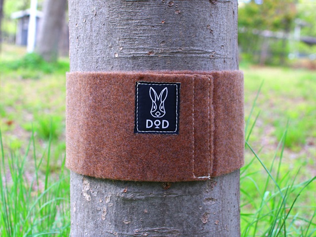 マジックテープで木に巻くDODのツリーウェア