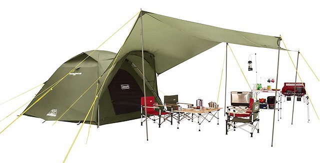 タフワイドドームIV300ヘキサタープセット(オリーブ)でキャンプをしている