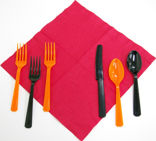 オレンジ色とブラックのハロウィンプラスチック・テーブルウェア