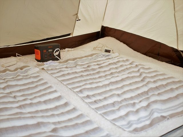 キャンプでのポータブル電源の使い道とjackeryのポータブル電源 Explorer 400 のレビュー 冬キャンプで電気毛布を使ってみた Pr あっちゃんの うちキャン