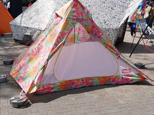 アウトドア テント/タープ チャムスの新作テントが可愛すぎる！やっぱり目立つには派手なデザイン 