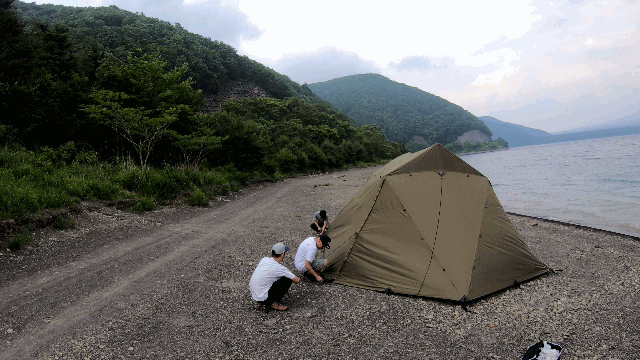 キャンプ場の突風には注意しよう またまた設営中にテントが飛ばされた 強風時の対策を考えてみた あっちゃんの うちキャン