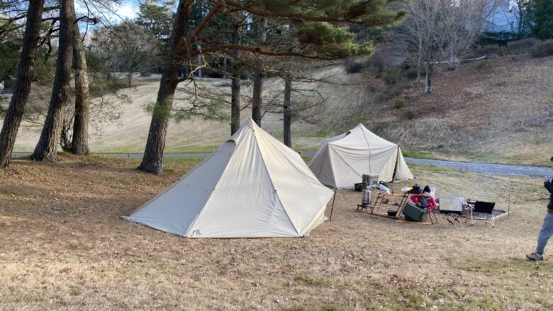 マウントフジキャンプリゾートで秋キャンプ！テントを設営した後は料理を食べっぱなし！友人とグループキャンプの様子をレポ！〜初めてモーニング