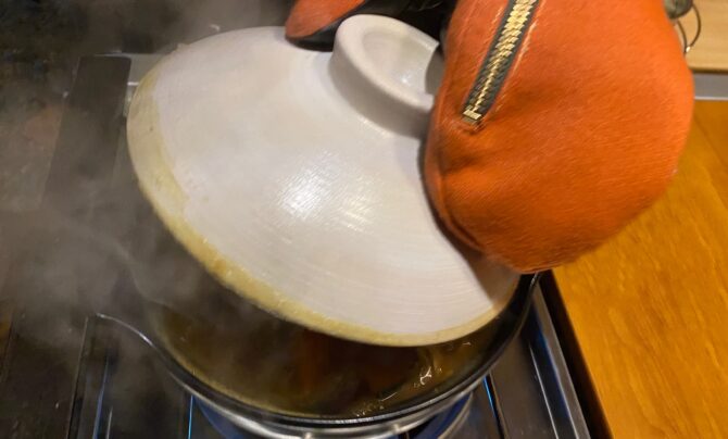 鍋の蓋を開ける