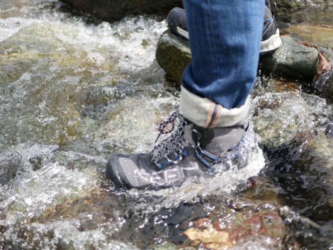 川の中に靴