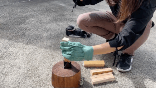 女性が薪を割る様子