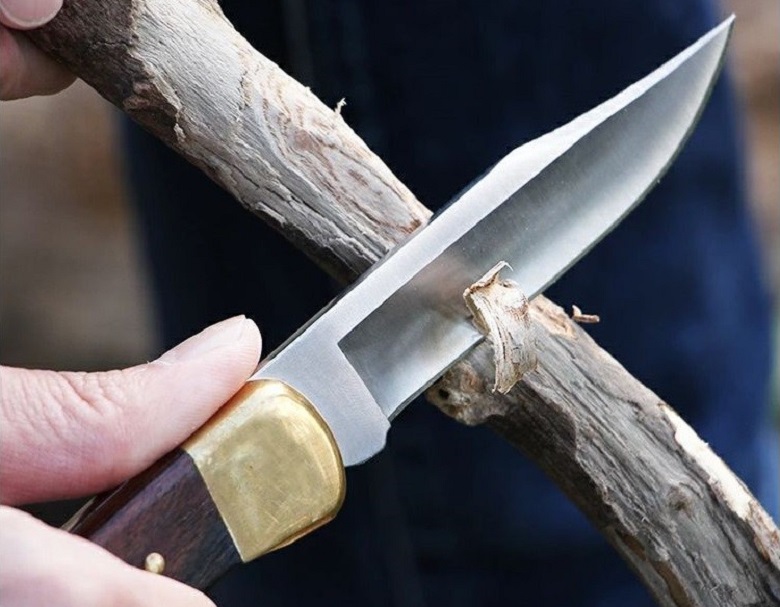 木をフォールディングナイフで削る様子