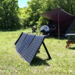 ソーラーパネルとポータブル電源とテント