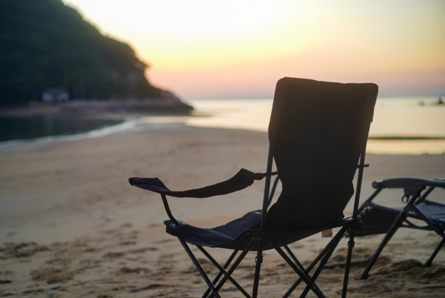 浜辺の夕日と椅子