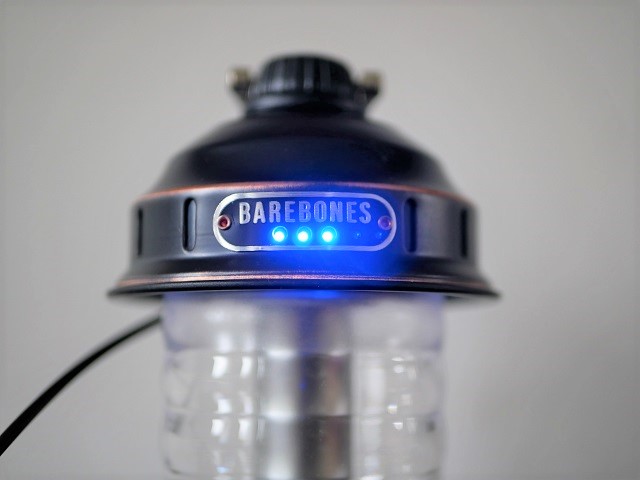 青色のライトでバッテリー残量が確認できるランプ