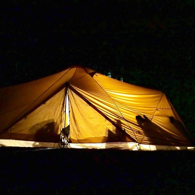 夜のテント内