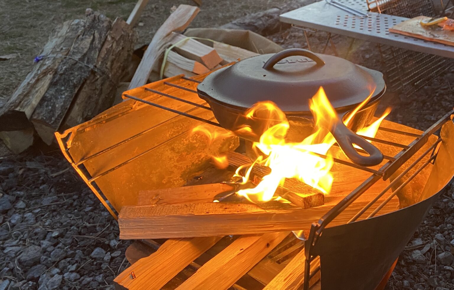 今あるものでもピザが簡単に焼けちゃう？！キャンプでピザを焼く7つの方法はこれ！！キャンプ料理の定番だけど意外に難しそうな料理に挑戦しよう！ 