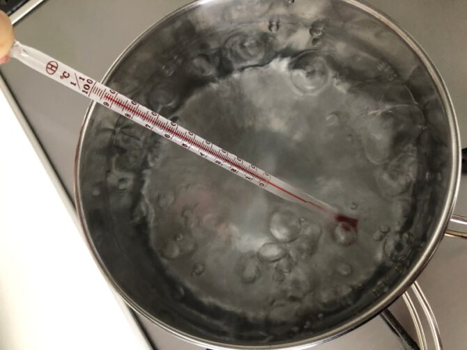 お湯の温度を測る