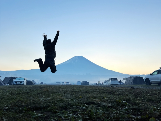 富士山を背にジャンプする人