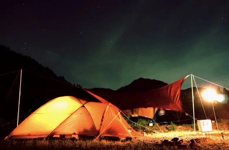 夜のテントとタープ