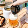 簡易ビールサーバーで注ぐ様子