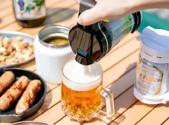 簡易ビールサーバーで注ぐ様子