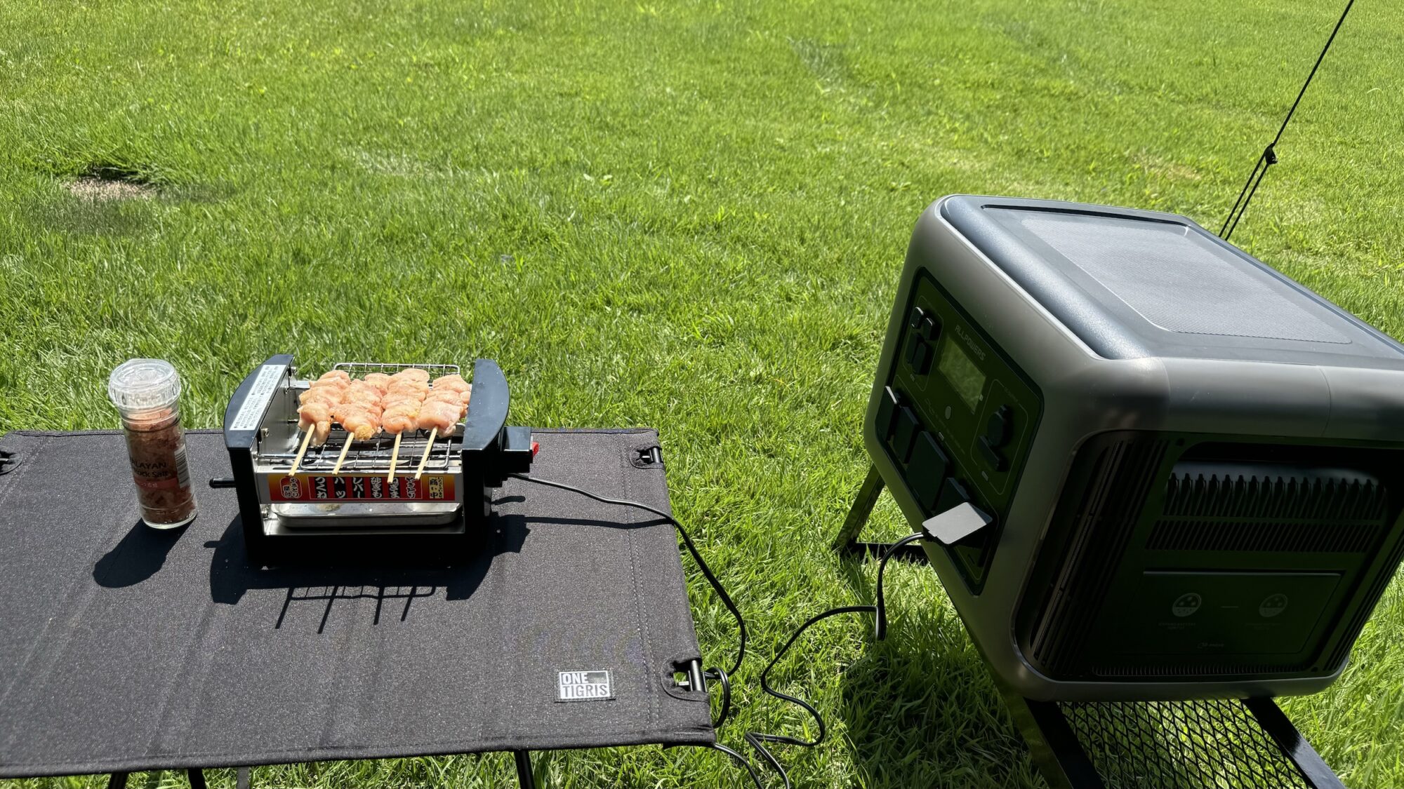 ポータブル電源で焼き鳥や機器を使っている様子２