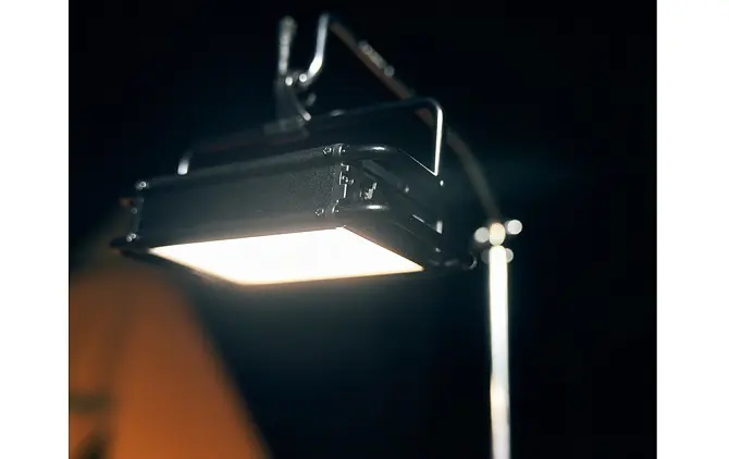 ランタンアンガーに吊るされているLEDランタン