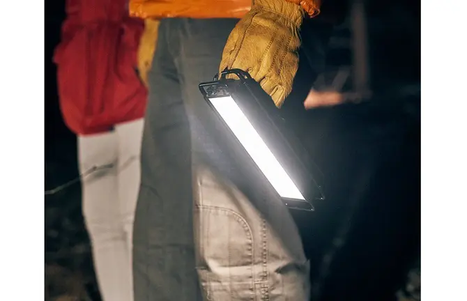 手に持つLEDランタン