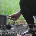 ソロキャンプでミニテーブルを使っている様子