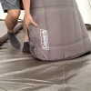 コールマンのキャンパーインフレーターマットハイピークををテント内で広げている様子