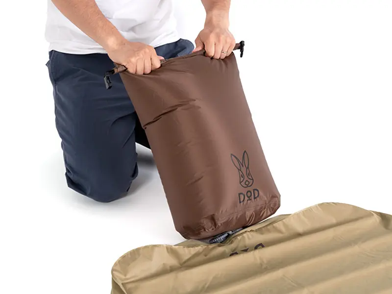 ソトネノキワミエアー収納袋で空気を入れる