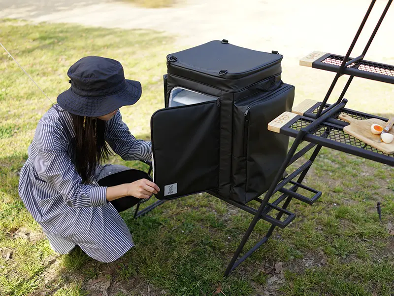 キャンプで.バベコロ2を開けている女性