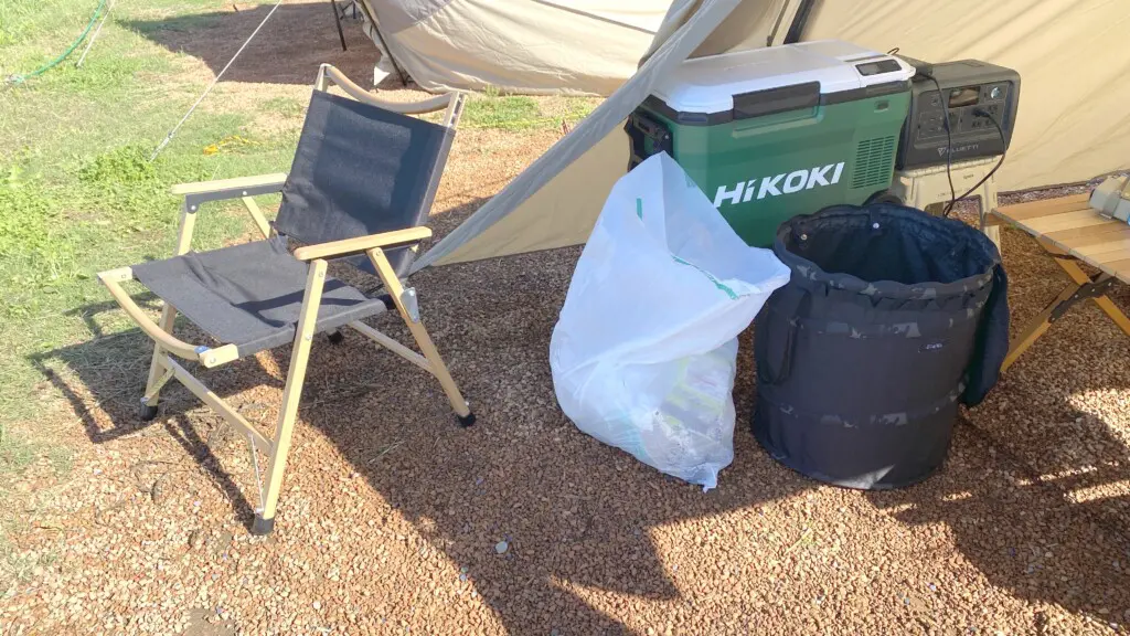 大きなゴミ箱とゴミ