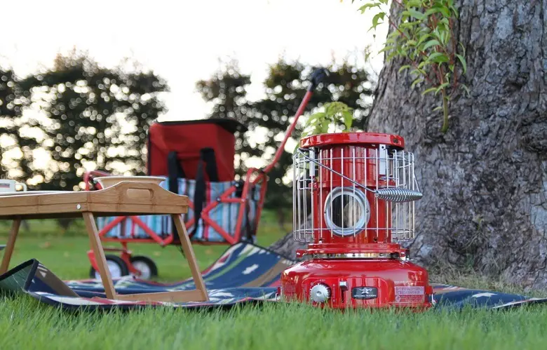 キャンプでカセットガスストーブを使っている様子