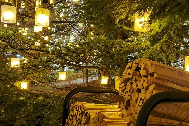 薪スタンドとランタン