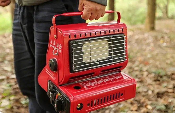 アウトドア用カセットガスストーブを手に持っている
