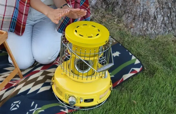 黄色いカセットガスストーブで暖をとる