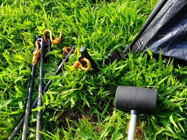 芝の上に置かれたペグとペグハンマー