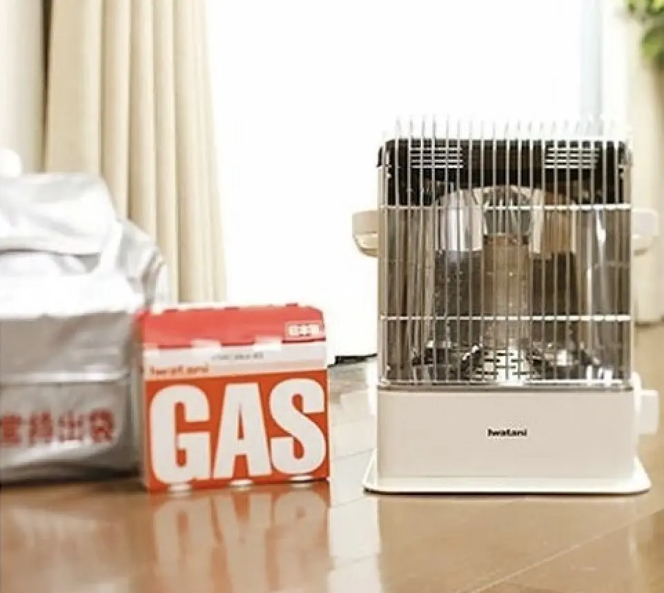 室内の白いカセットガスストーブ