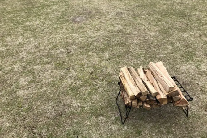 芝の上にある薪スタンド