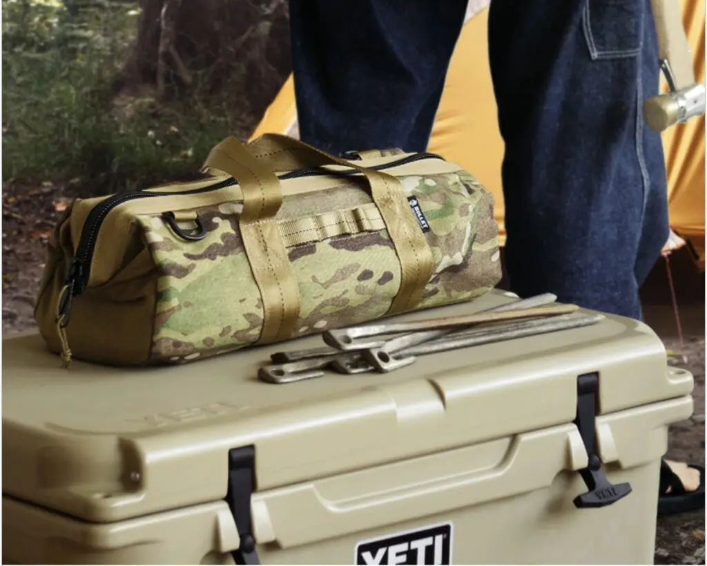 BOXの上に置かれたペグケース