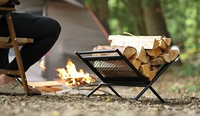 黒い薪スタンドを使っている様子