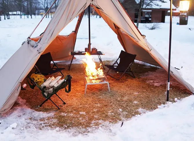 雪の中のテント