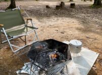 焚き火台の前のチェア