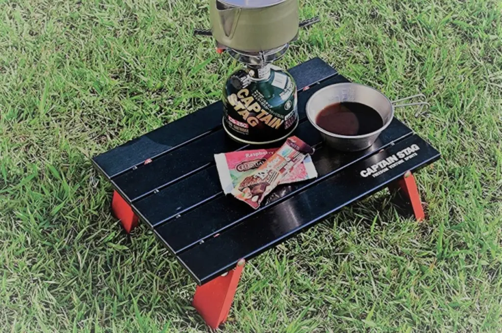 脚が赤天板が黒のアルミロールテーブル