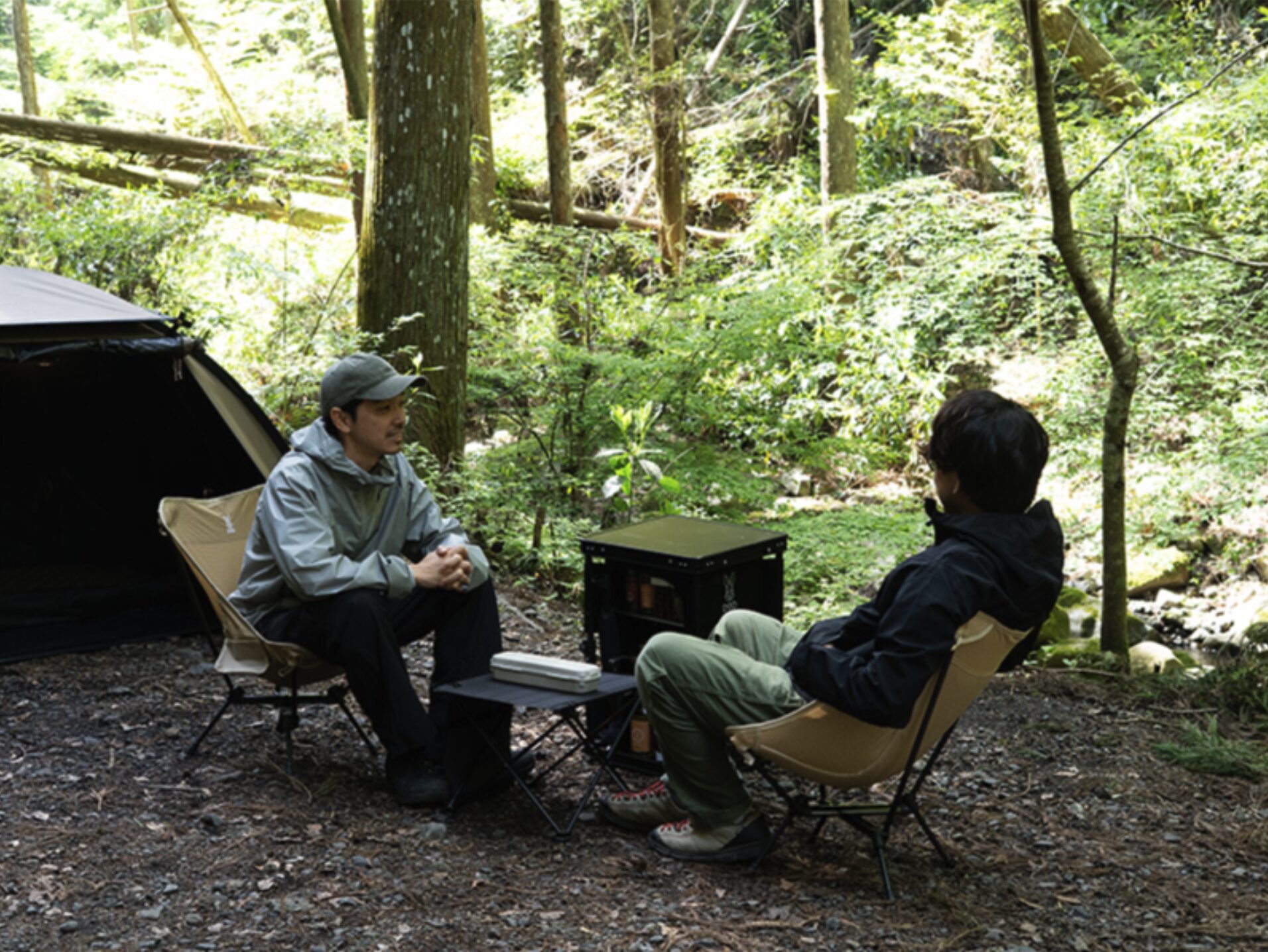 スワルスエックスに座る男性２人