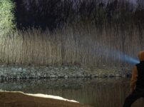 Olight-Oclip-Ultra照射しているようす