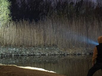 Olight-Oclip-Ultra照射しているようす