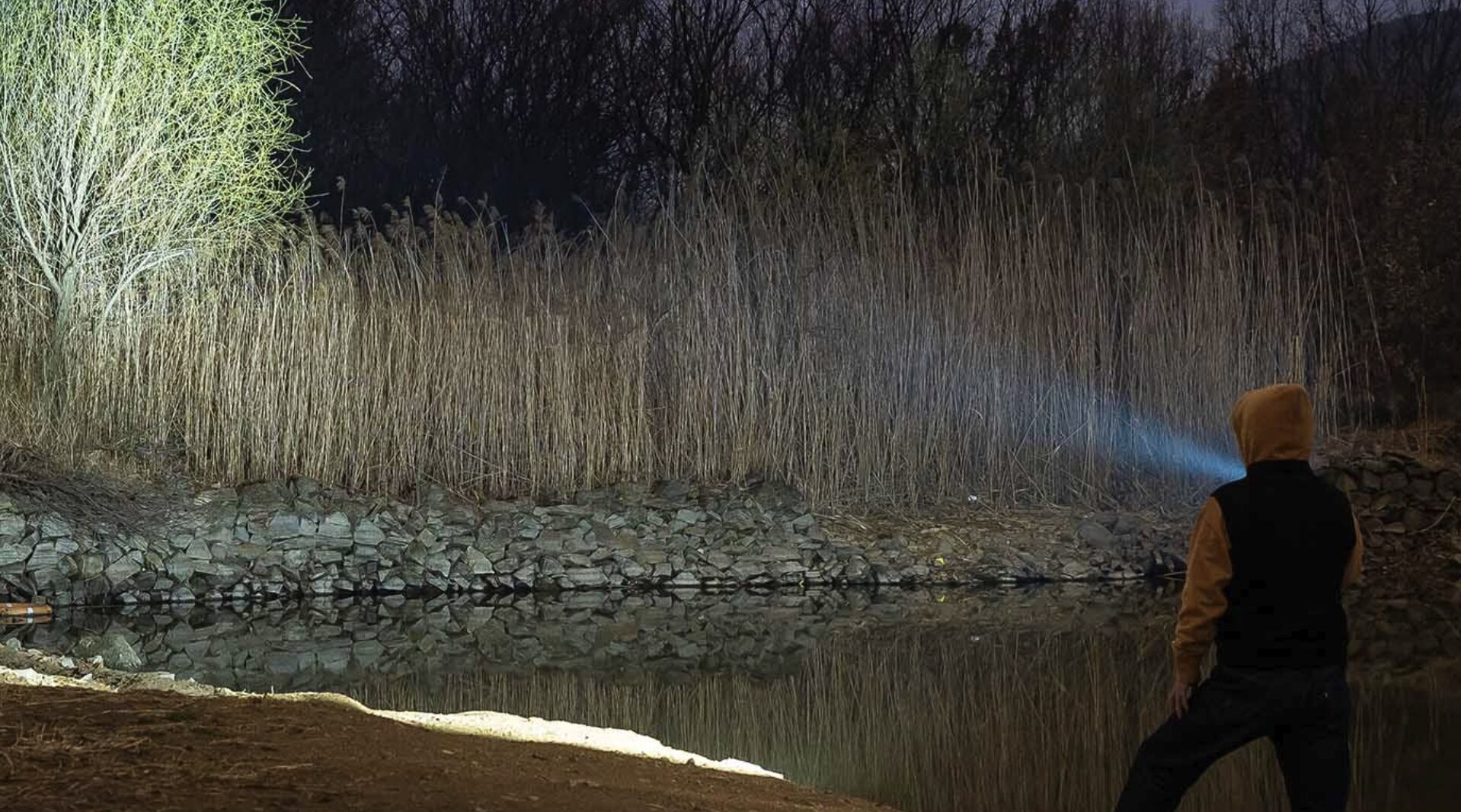 Olight-Oclip-Ultra照射しているようす