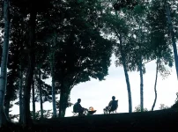 森の中で焚き火をする人