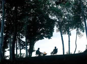 森の中で焚き火をする人