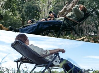 クライマックスローチェア２のリクライニングを使って寝転がってるようす