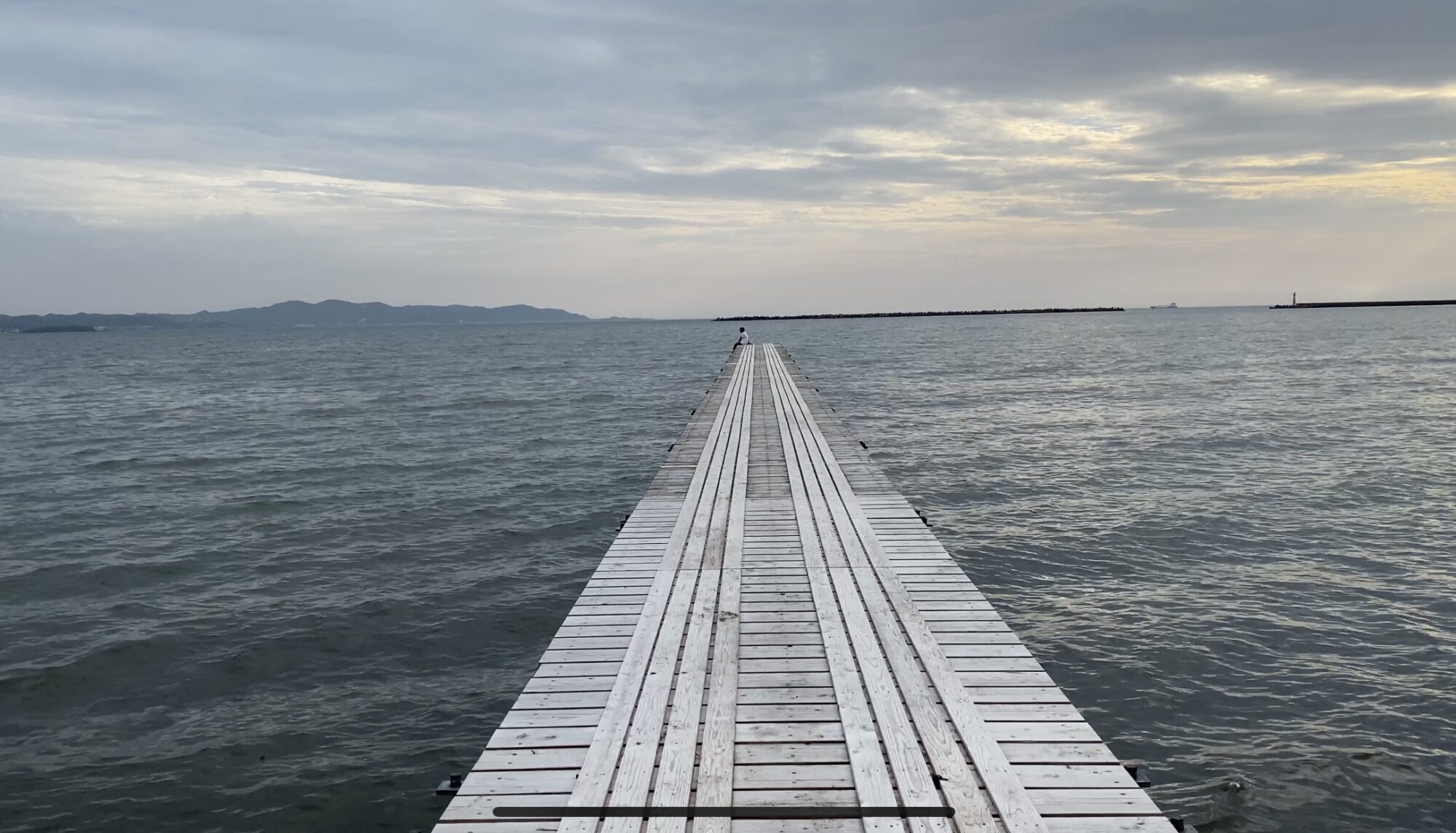 海へとまっすぐ伸びる木製桟橋
